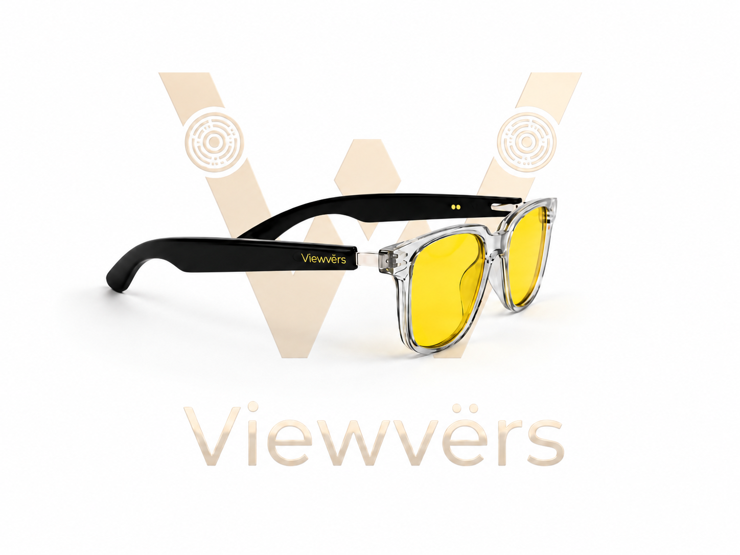 Gafas de sol con montura transparente y lentes amarillas sobre fondo blanco.