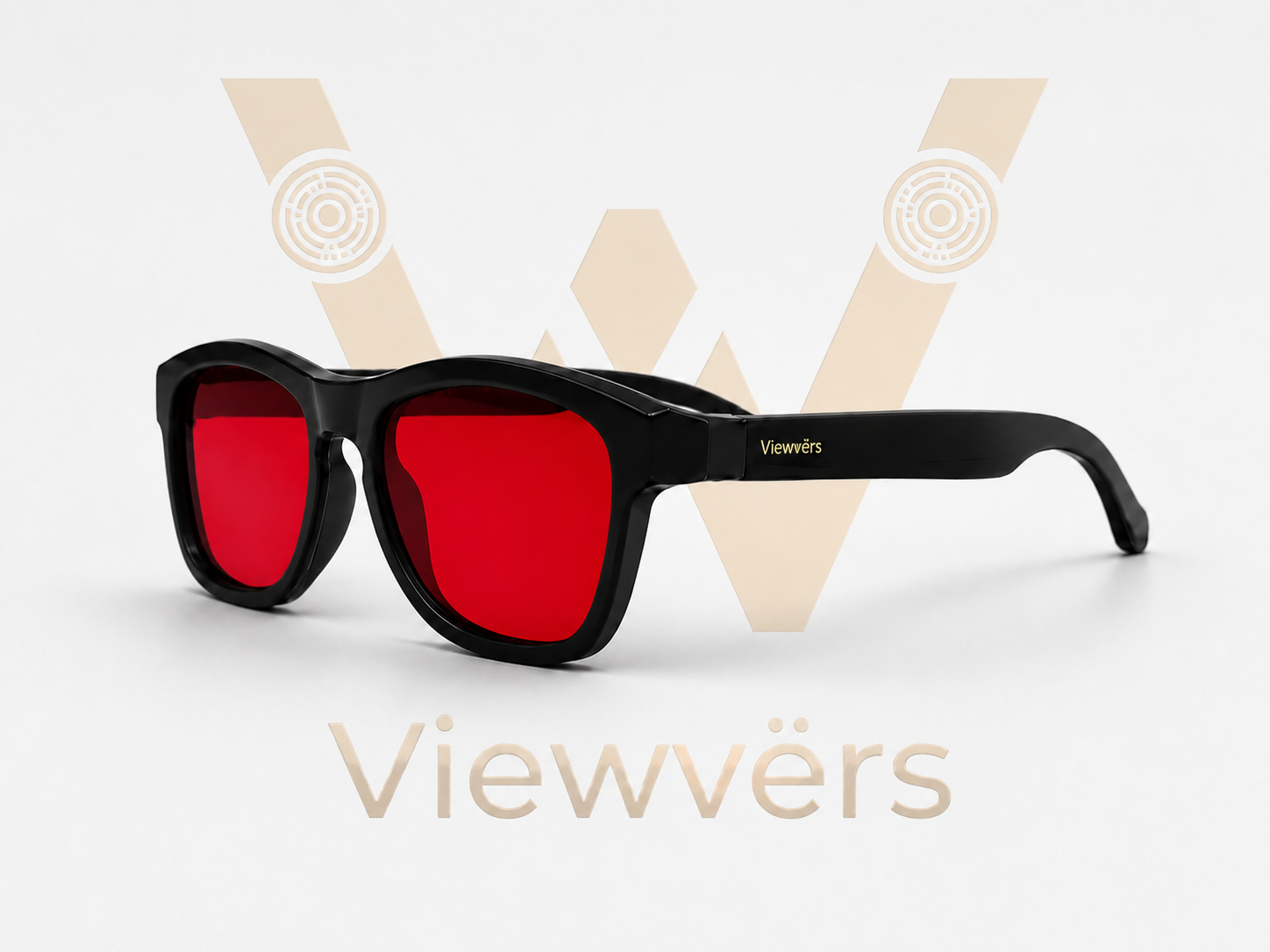 Gafas negras con lentes rojas sobre superficie blanca con logo.
