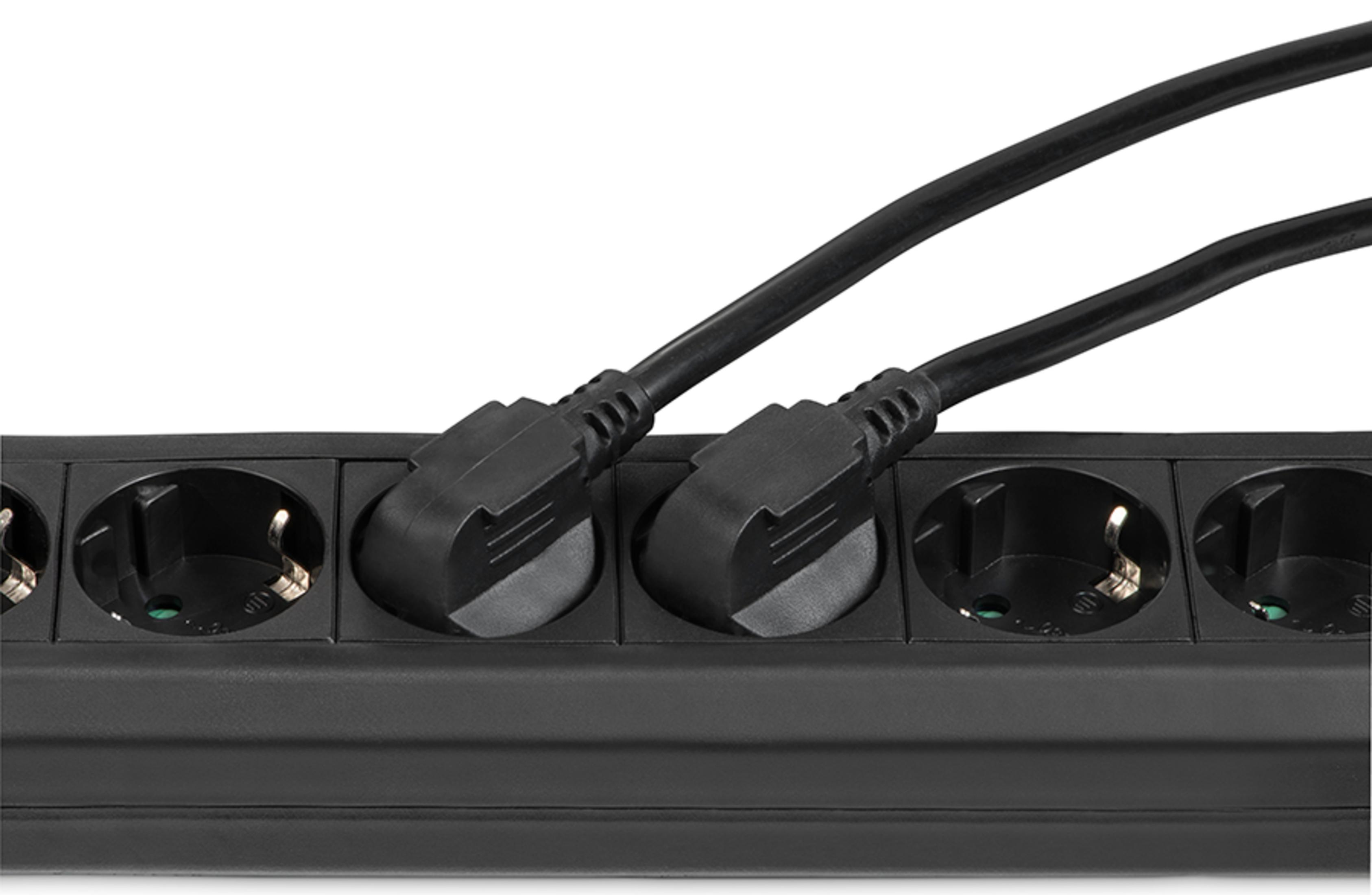Zwei schwarze Kabelstecker in einer schwarzen Steckdosenleiste mit mehreren Steckplätzen.