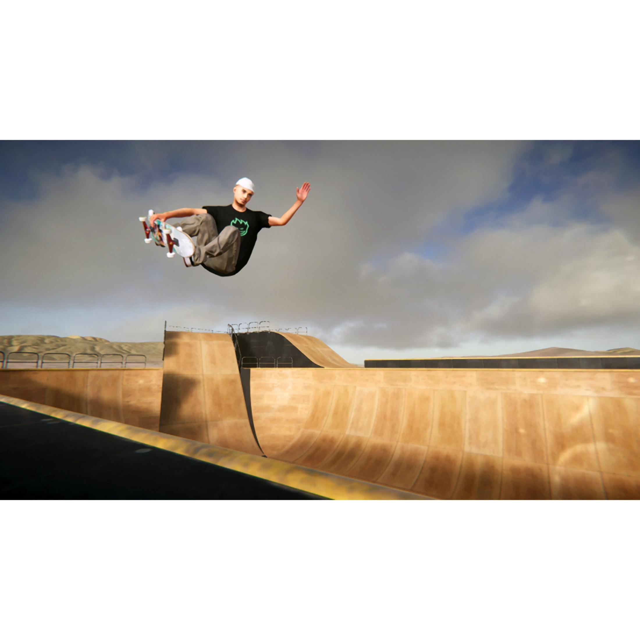 Uno skateboarder in aria sopra una rampa di legno, cielo nuvoloso.