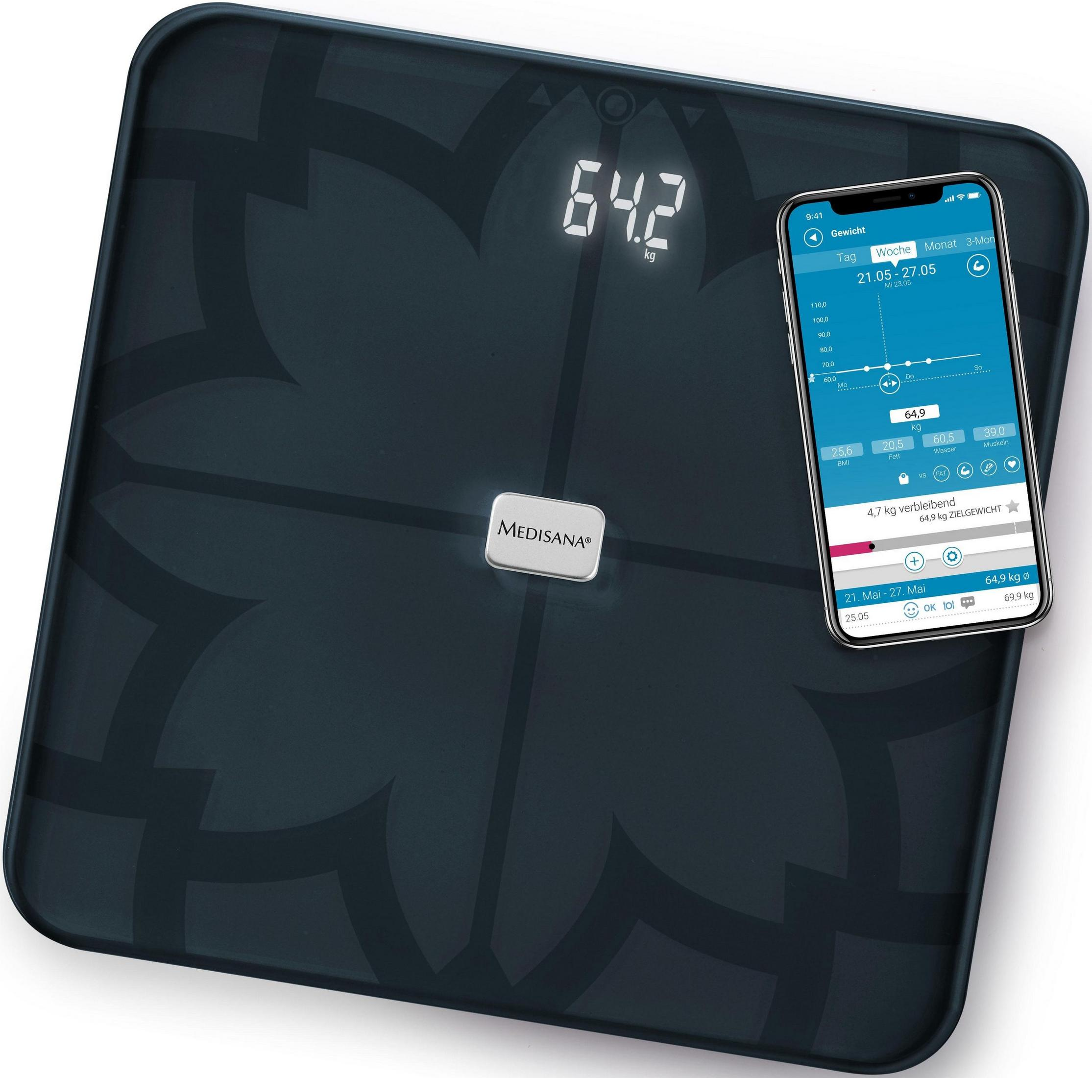 Una báscula corporal digital oscura con una aplicación de smartphone que muestra peso y composición corporal.