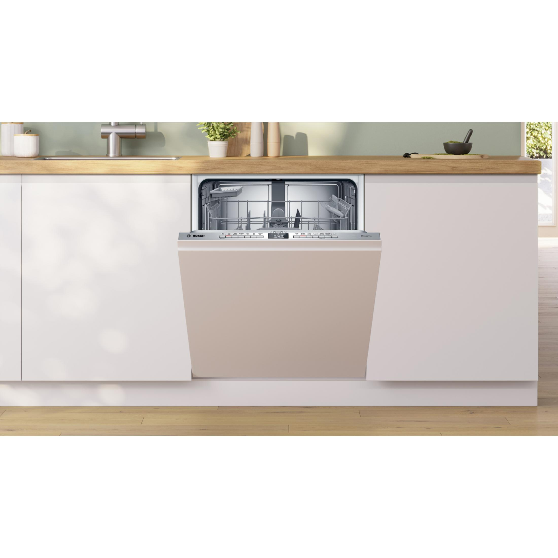 Inbouwvaatwasser met open beige deur, zilveren rekken en digitaal display.