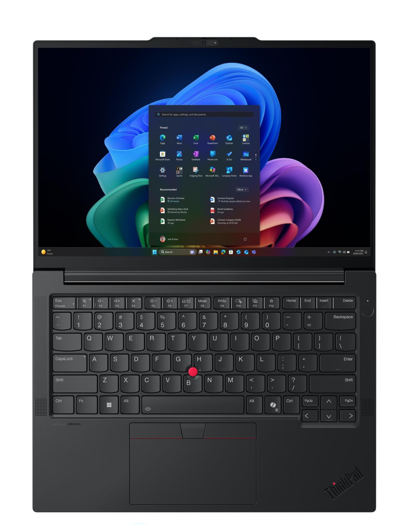 Un laptop aperto che mostra il menu Start di Windows 11 e la tastiera.