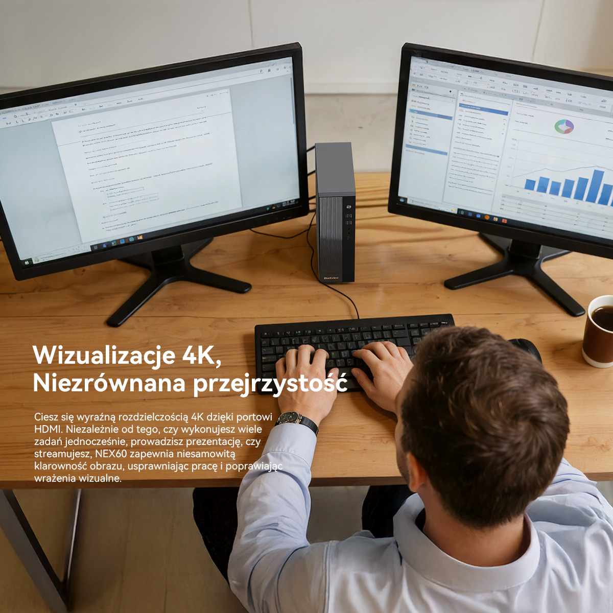Mężczyzna pisze na klawiaturze przed dwoma monitorami, między nimi stoi mały czarny komputer.