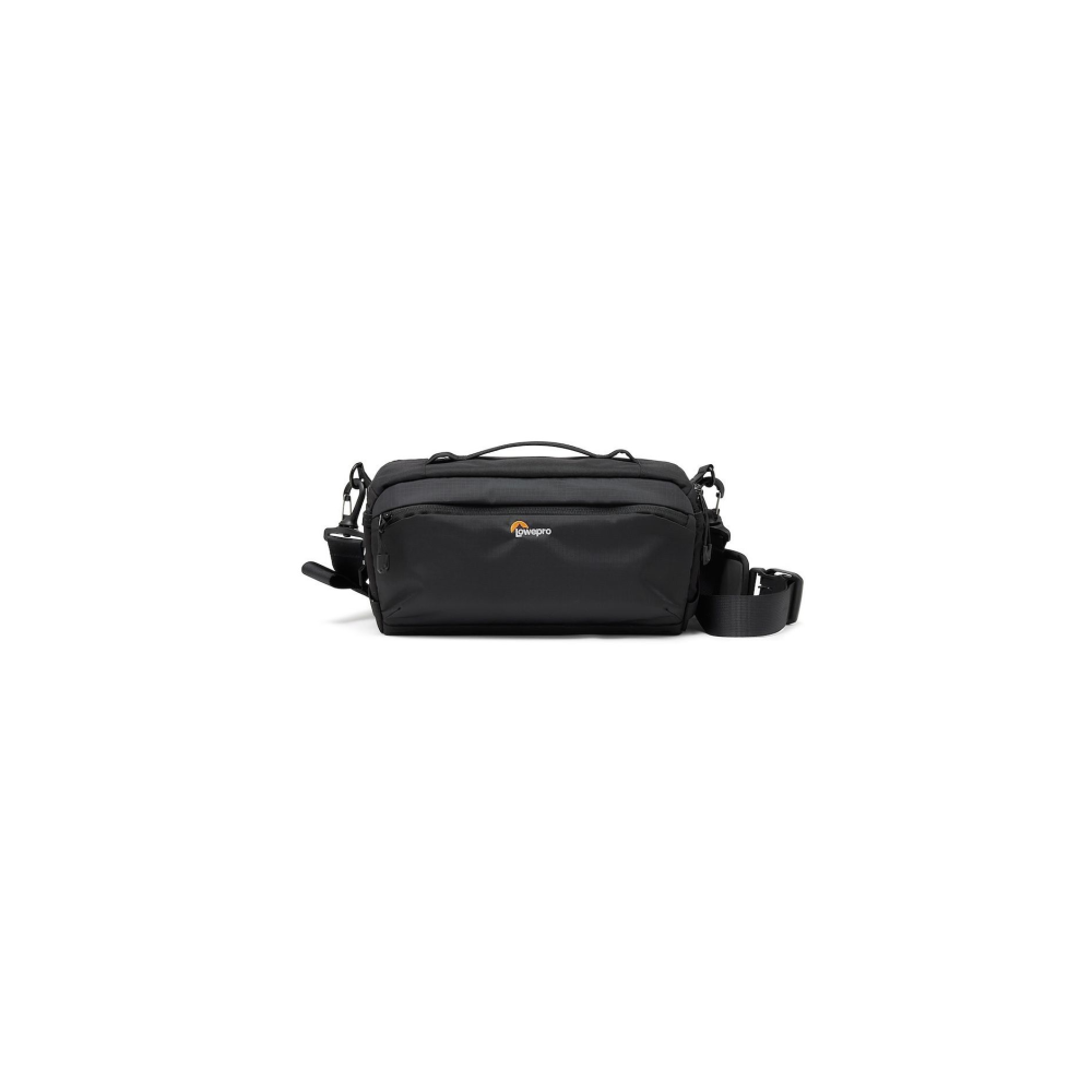Een zwarte cameratas met Lowepro logo en schouderband.