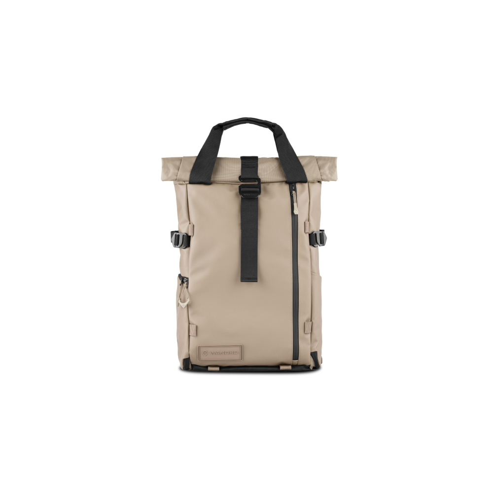 Een beige rugzak met zwarte banden en gespen, met een ritssluiting aan de voorkant.