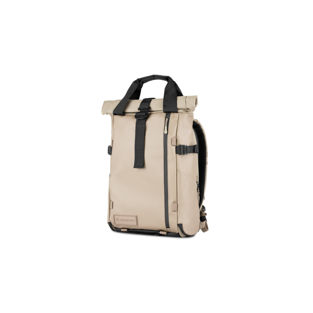 Een beige roltoprugzak met zwarte riemen en ritsen.