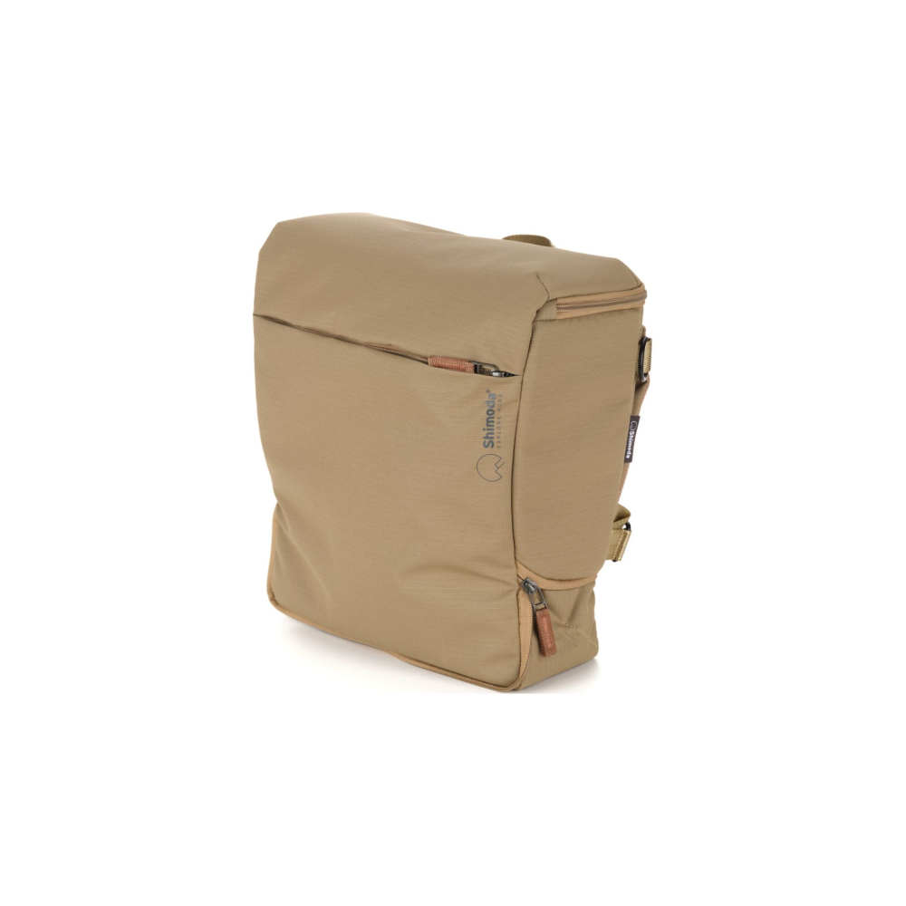 Een beige tas met ritsen en een logo.