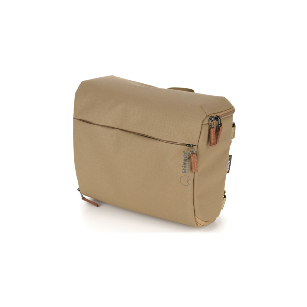 Een beige tas met ritsen en bruine lederen details.