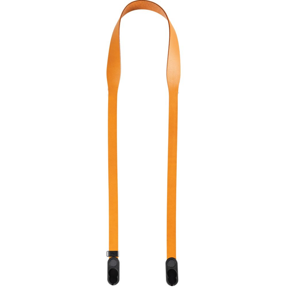 Een oranje leren riem met zwarte clips aan de uiteinden.