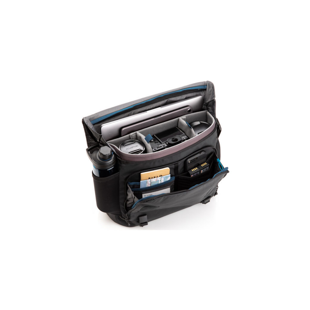 Open zwarte tas met laptop, camera, lens, waterfles en kaarten.