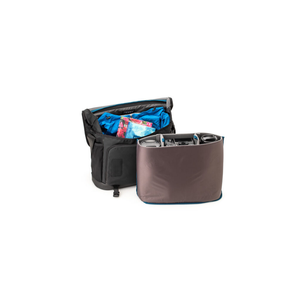 Een open zwarte tas met een grijze camera-inzet en blauwe accenten.