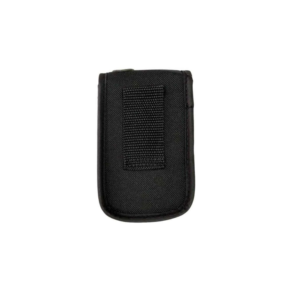 Zwarte stoffen etui met klittenbandsluiting, op witte achtergrond.