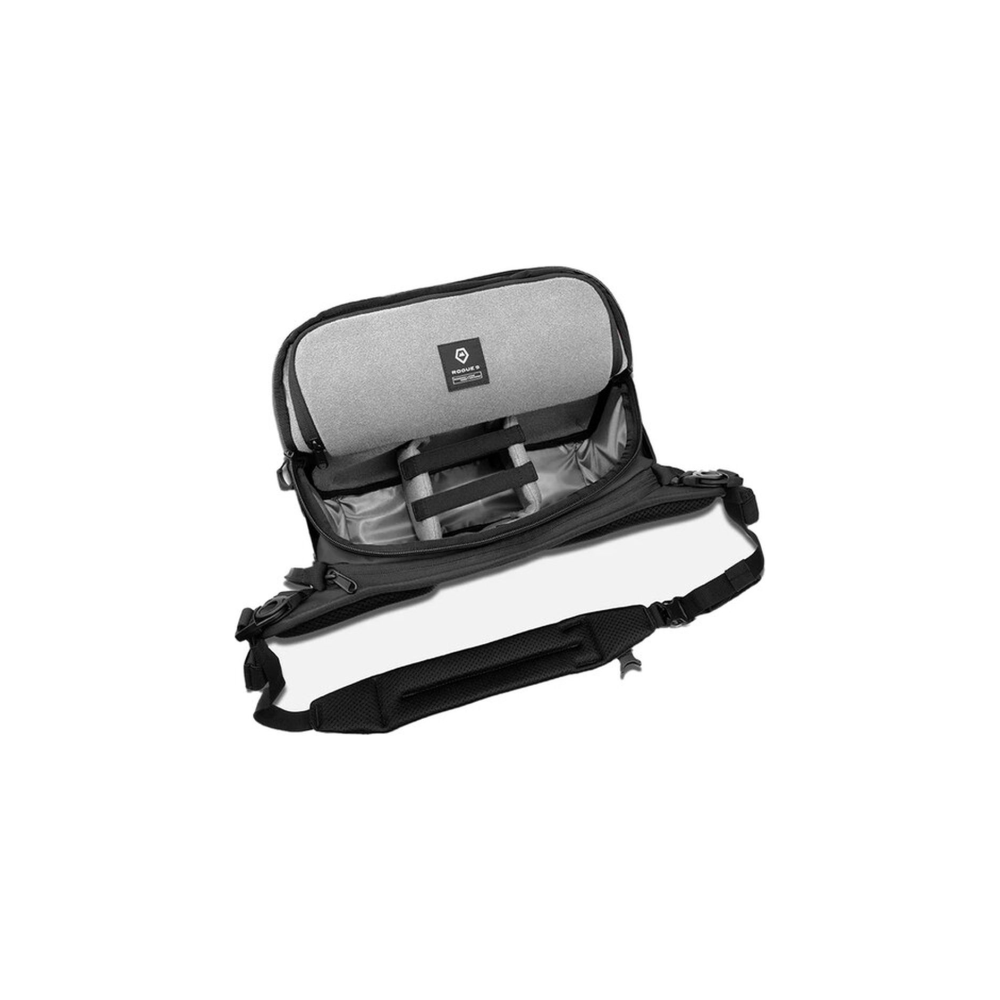 Een open zwarte crossbody tas met grijze inzetstukken en een schouderband.