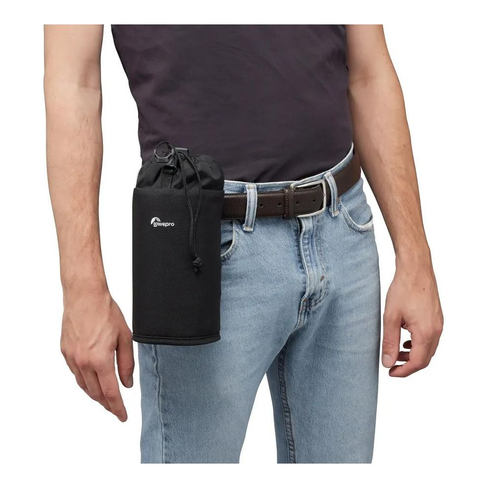 Een man draagt een zwarte buidel aan zijn riem, een spijkerbroek en een donker shirt.
