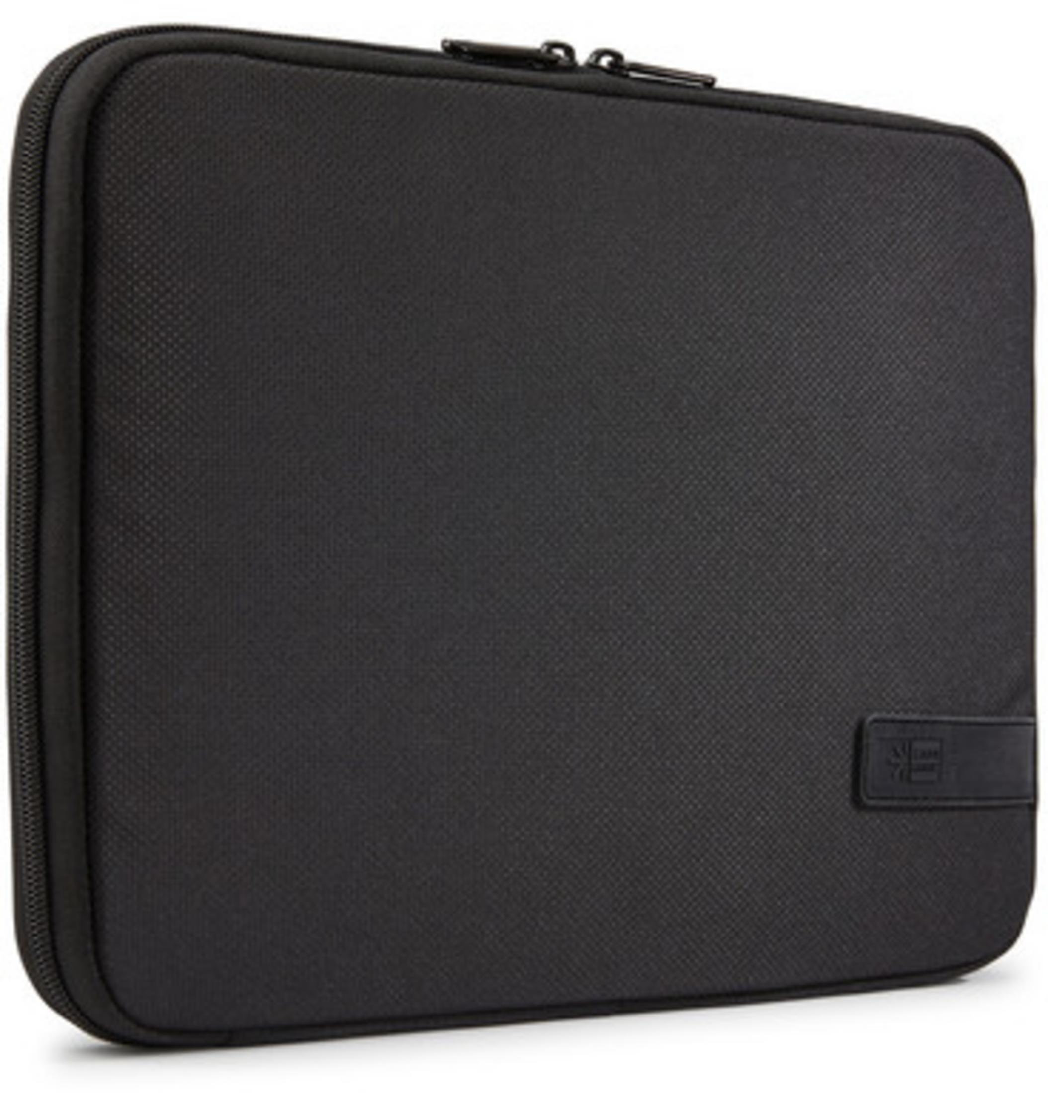 Zwarte laptoptas met rits en een logopatch aan de rechterkant.
