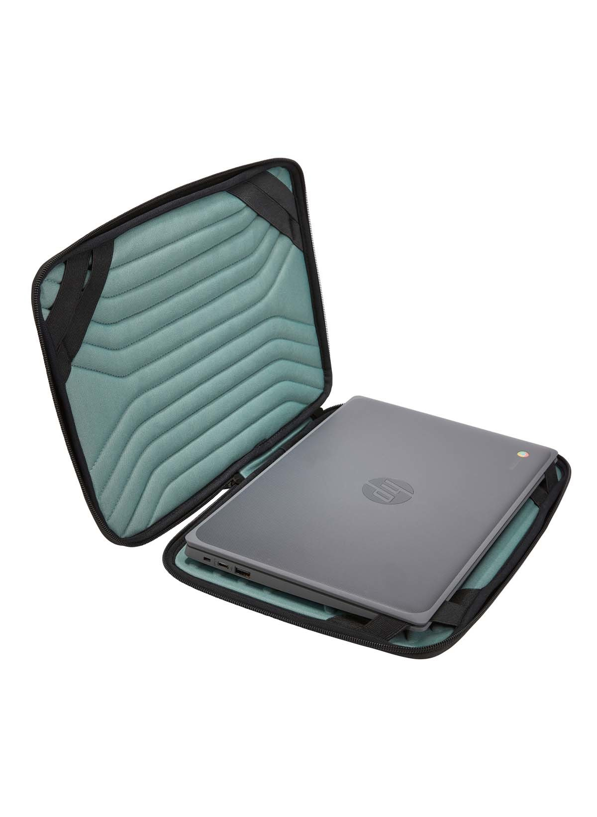 Een grijze HP Chromebook in een open, gewatteerde tas met een turquoise voering.