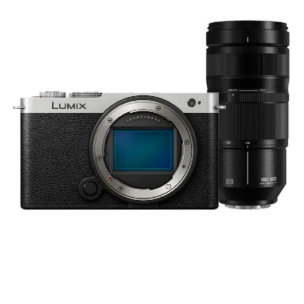 Een zwarte en zilveren Lumix camera met een zwart objectief eraan.