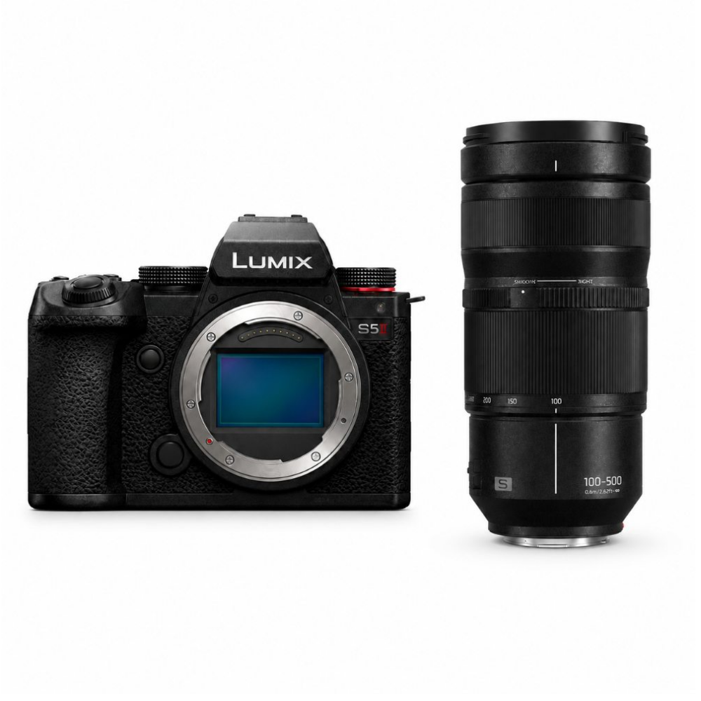 Zwarte Lumix S5 camera naast een zwart 100-500mm objectief.