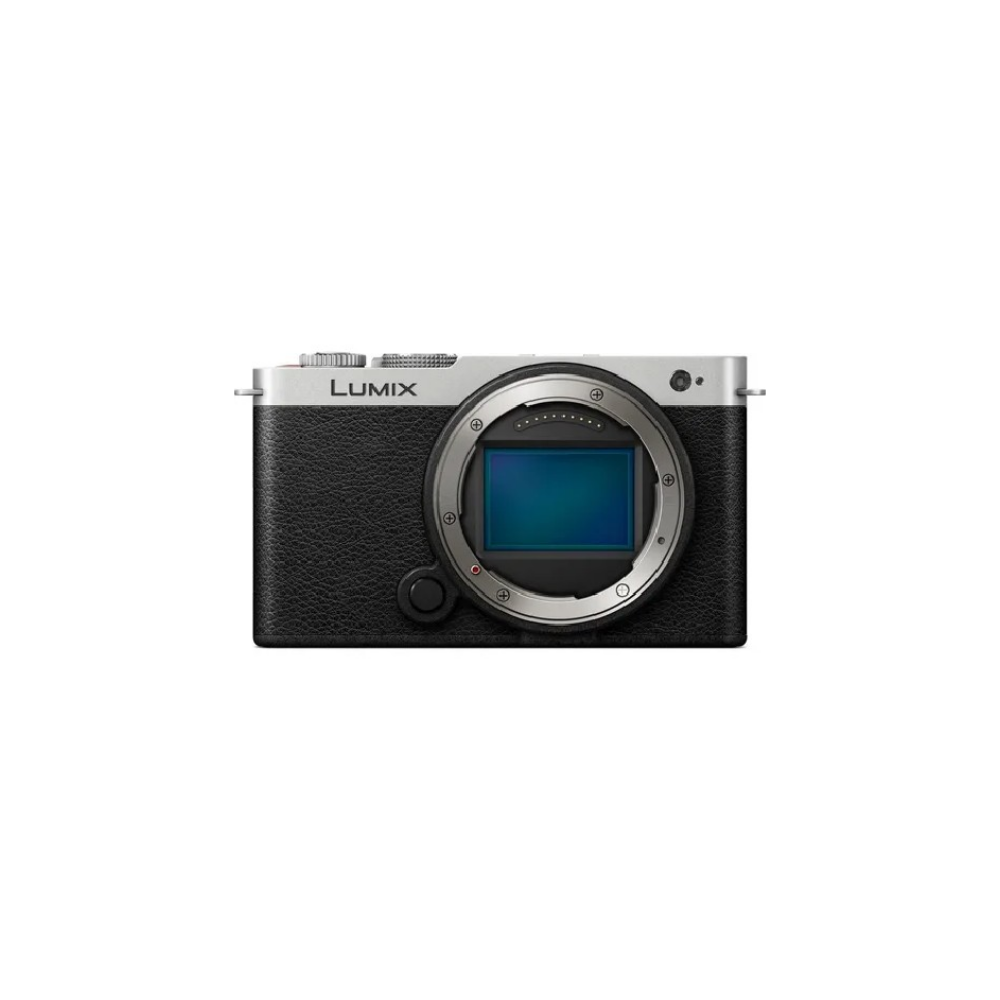 Zilveren Lumix camera met zwarte grip en open lensvatting.