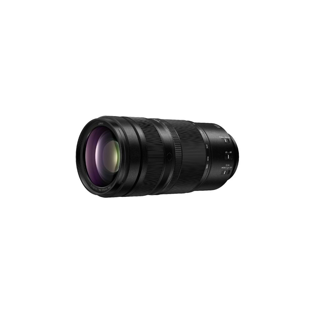Een zwarte cameralens met zoomring en markeringen op een witte achtergrond.
