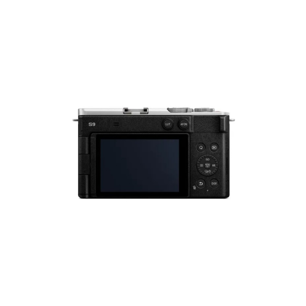 Achterkant van een zwarte digitale camera met zilveren accenten en een LCD-scherm.