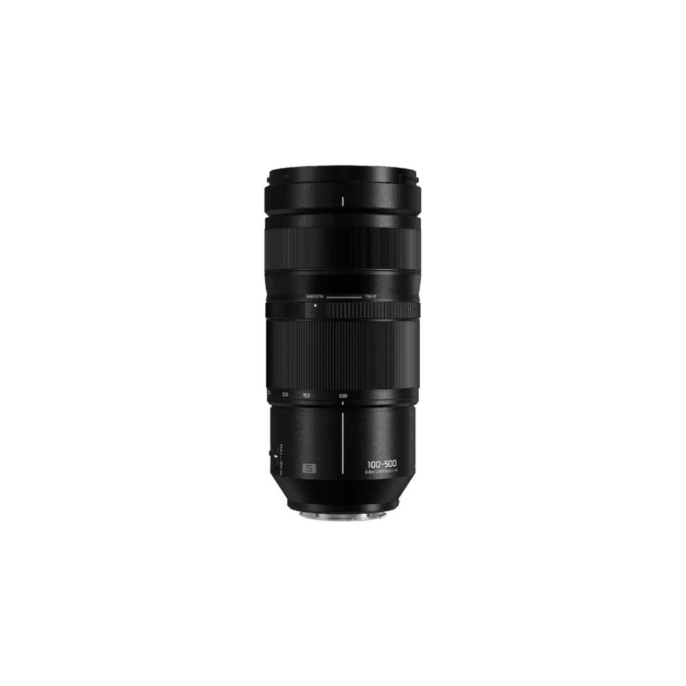 Zwarte cameralens, 100-500mm zoom, met witte markeringen en ringen.