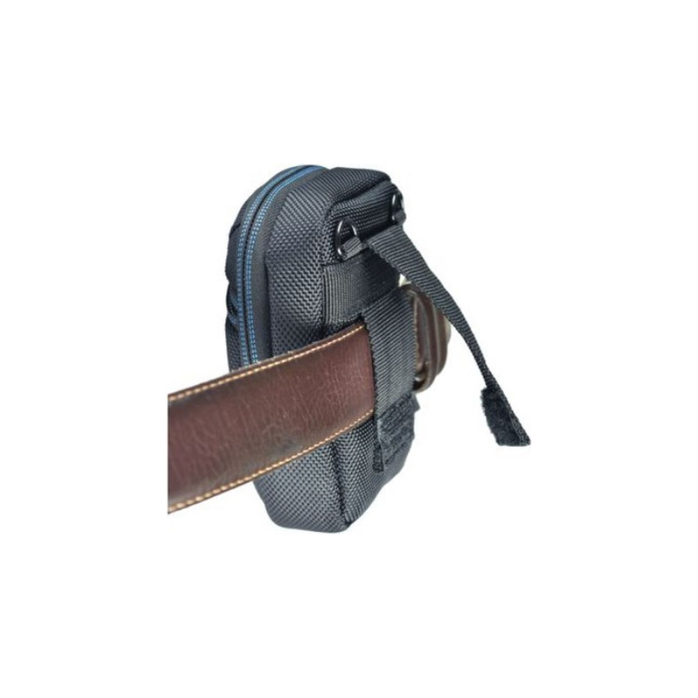 Een zwarte tas met blauwe rits is aan een bruine leren riem bevestigd.