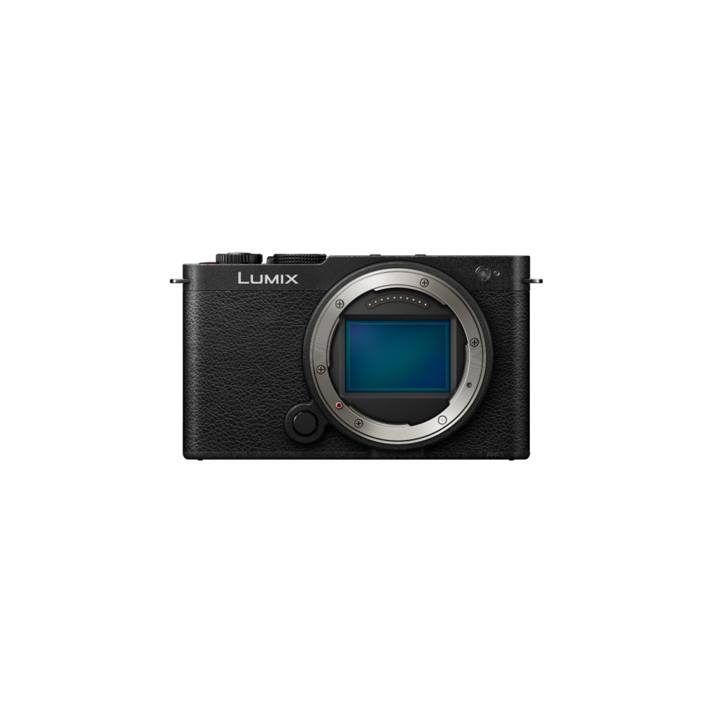 Een zwarte Lumix camera met een open lensvatting die de sensor toont.