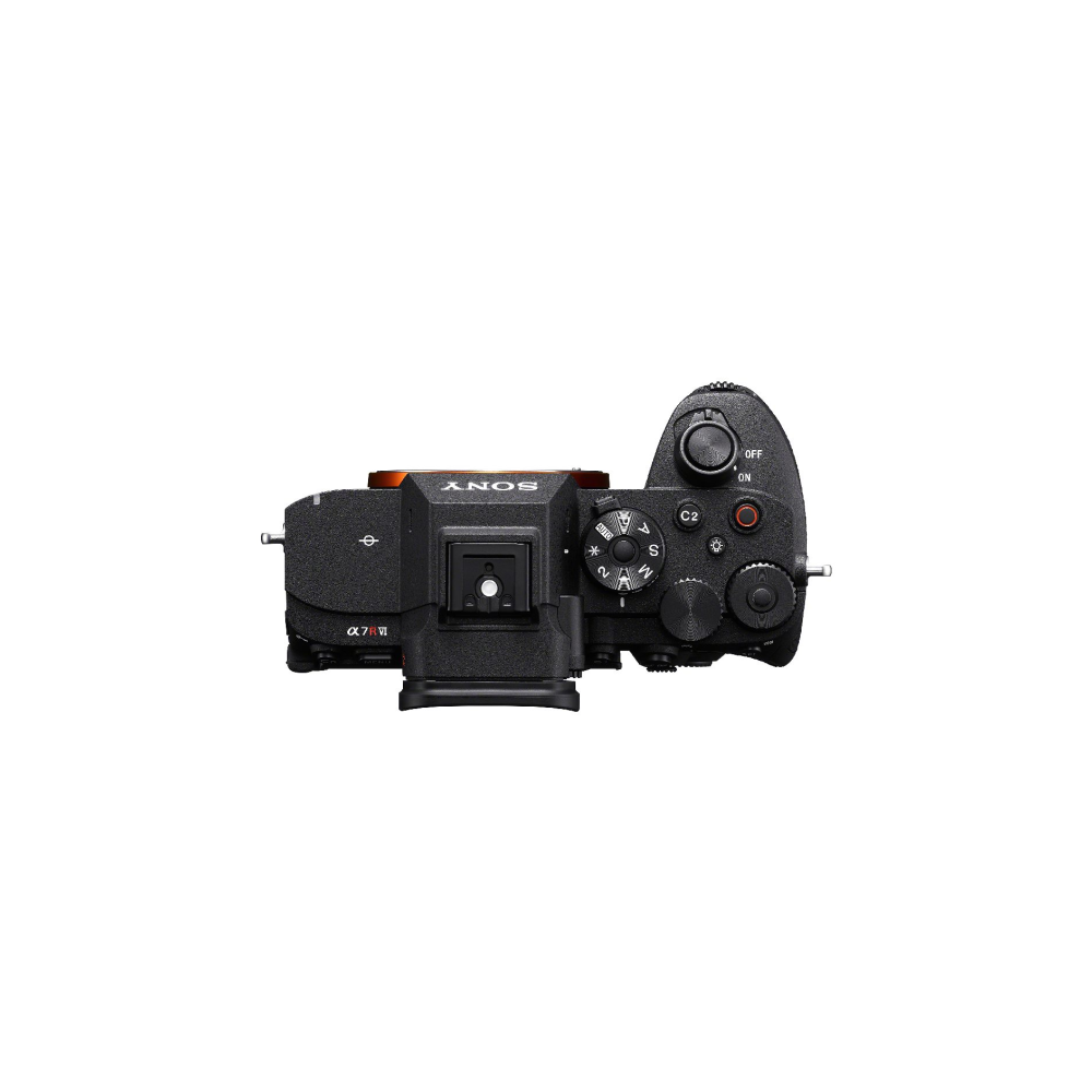 Bovenaanzicht van een zwarte Sony Alpha 7R VI camera met meerdere knoppen en een draaiknop.