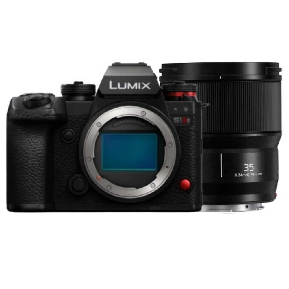 Een zwarte Lumix S1H camera met een 35mm lens ernaast.