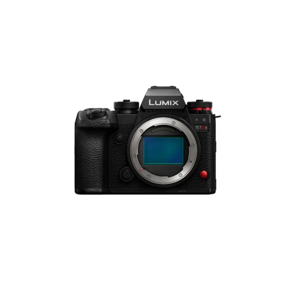Zwarte Lumix S1E camera met zilveren lensvatting en rode knop.