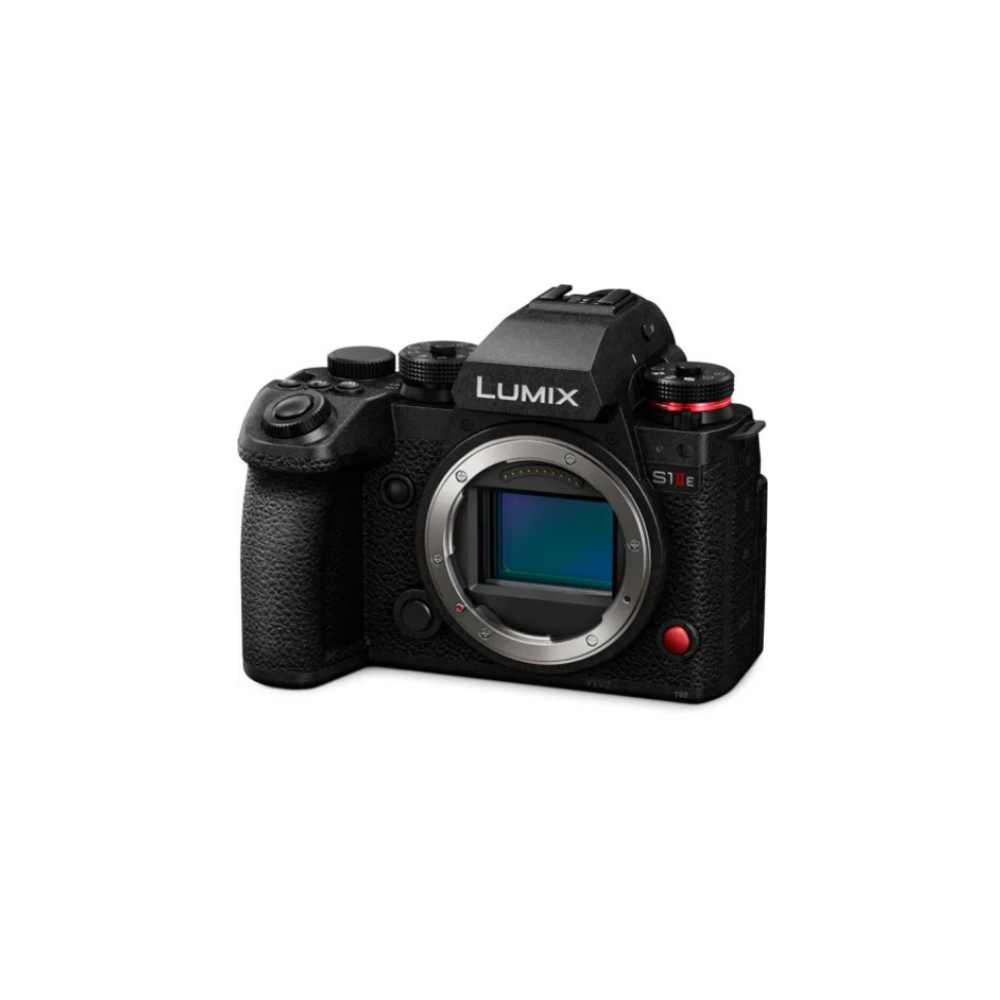 Zwarte Lumix S1E camera met L-mount en rode sluiterknop.