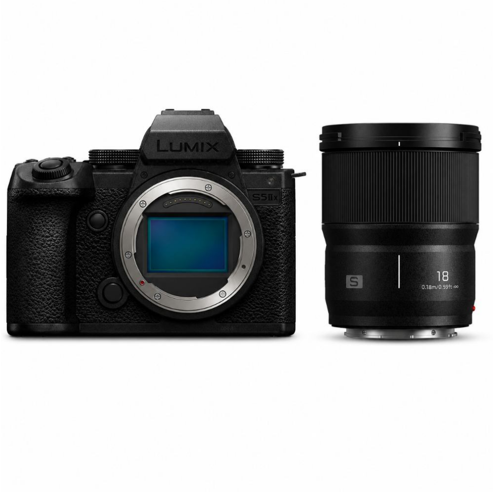 Een zwarte Lumix camera naast een zwart objectief. Op het objectief staat '18 0.18m/0.59ft'.