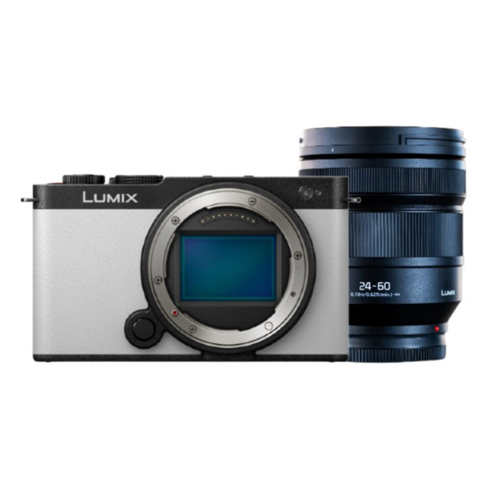 Een witte Lumix camera met een lens ernaast. De lens vermeldt 24-60.