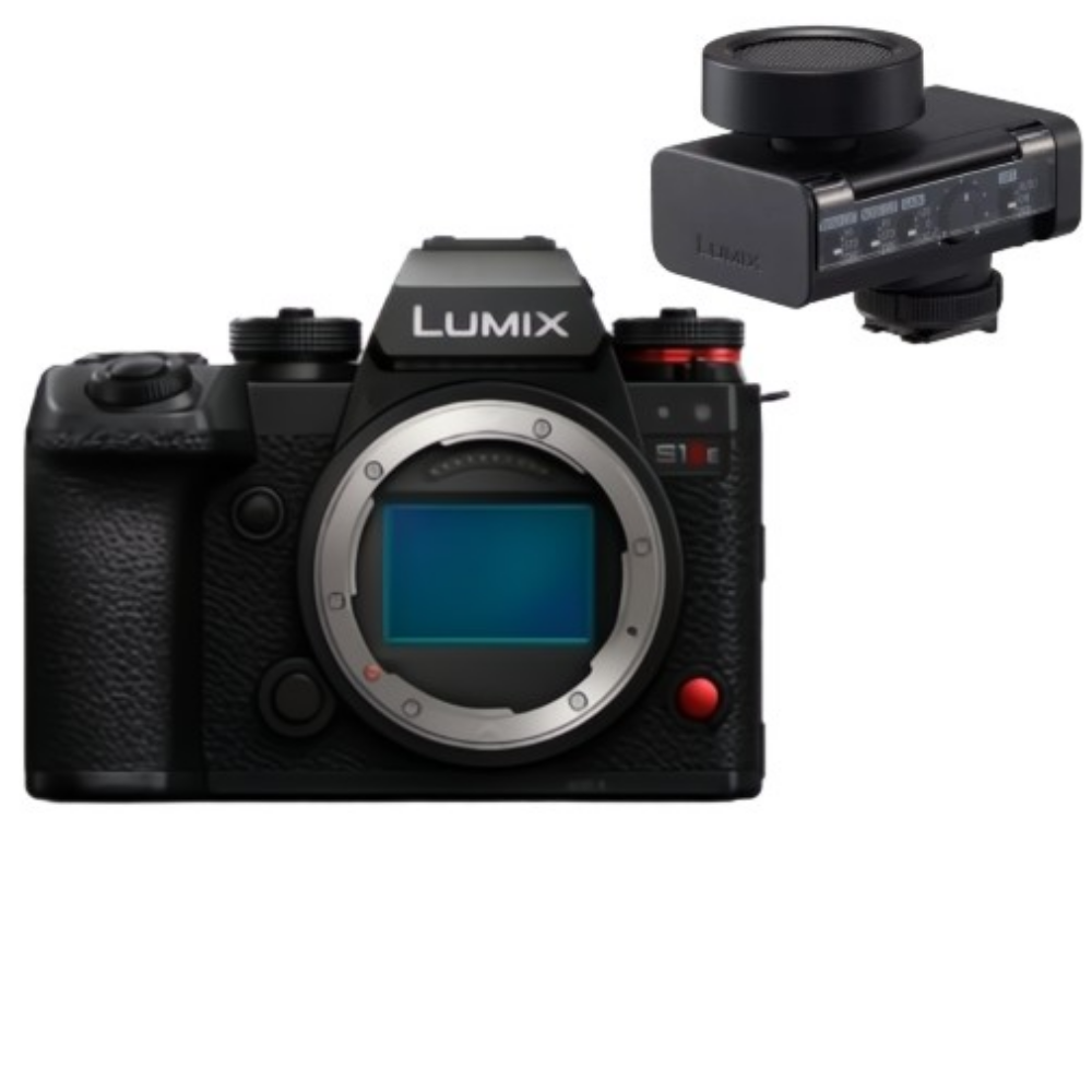 Een zwart Lumix S1H camerabody met externe microfoon op witte achtergrond.