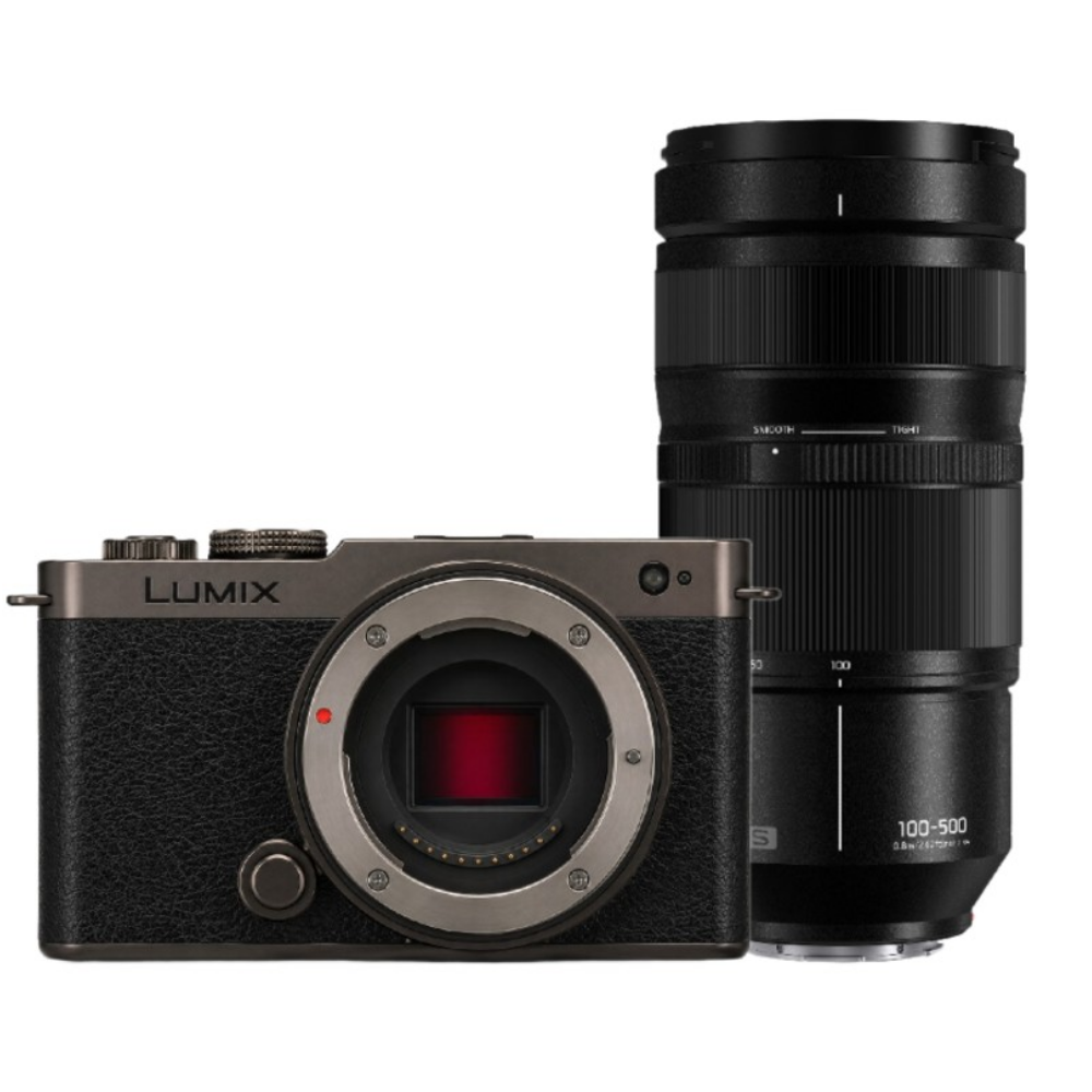 Een Lumix camera met lens. De camera is zwart met zilveren accenten.