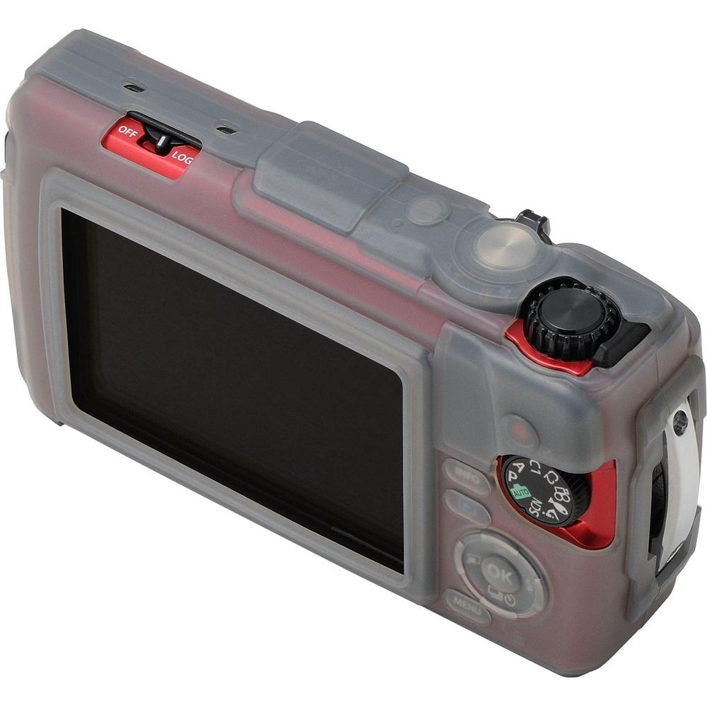 Een rode digitale camera in een doorzichtige beschermhoes, van achteren links gezien.