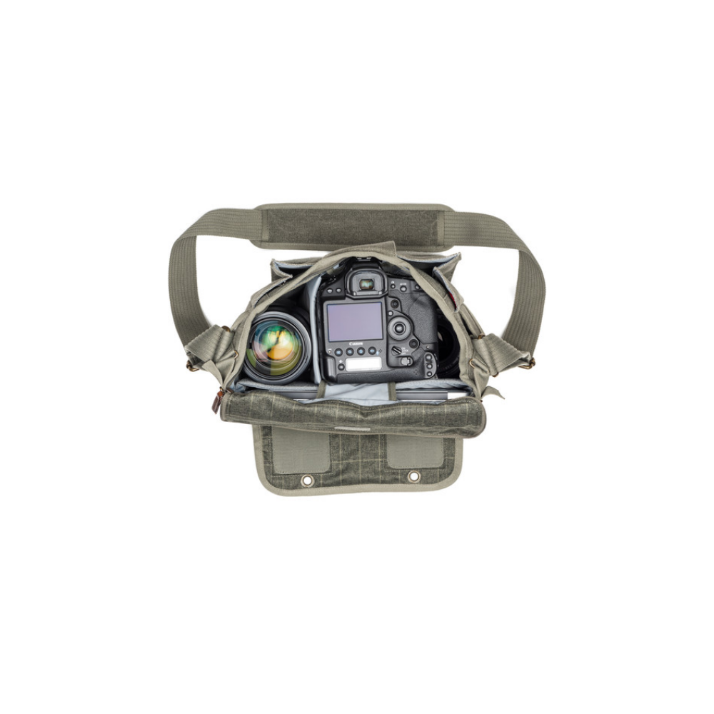 Een grijze cameratas met een spiegelreflexcamera en een lens.