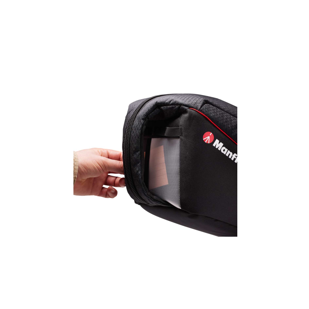 Een hand opent een zwarte tas met rode rits en doorzichtig vak.