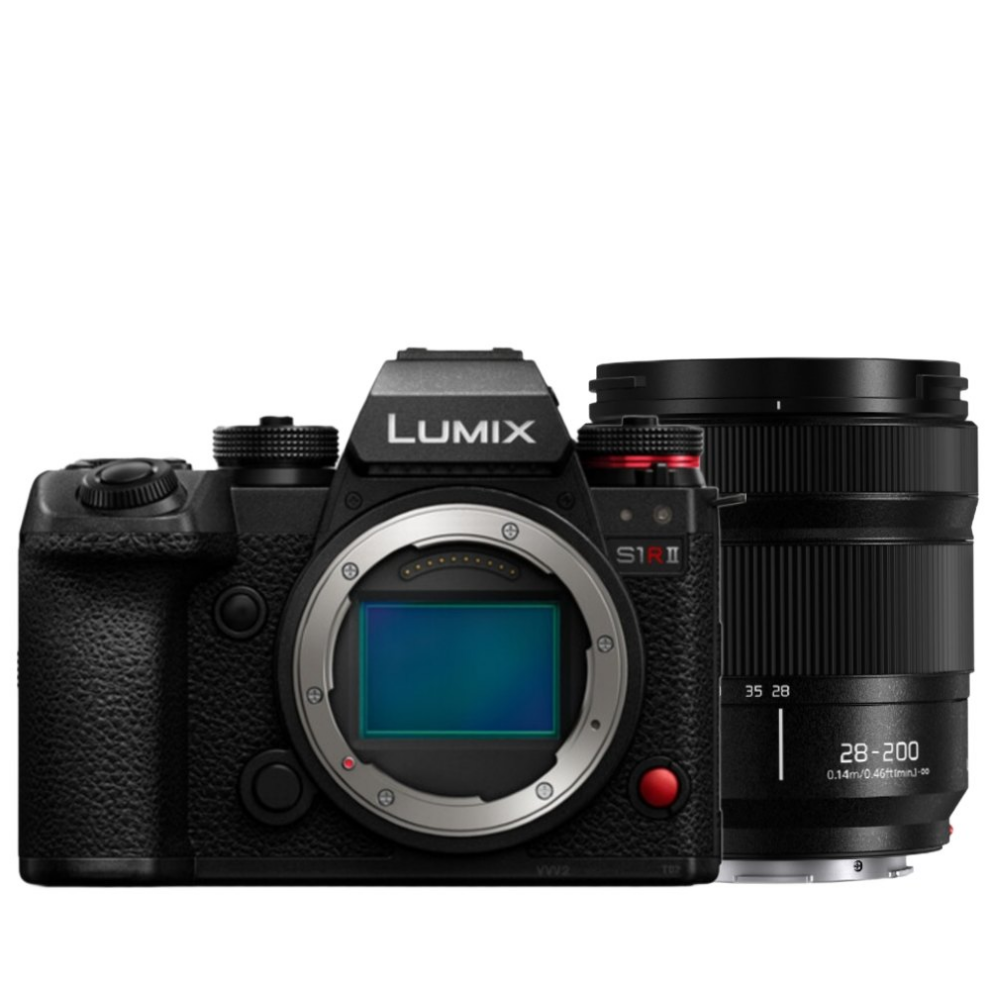 Een zwarte Lumix S1R II camera met een 28-200mm lens ernaast.