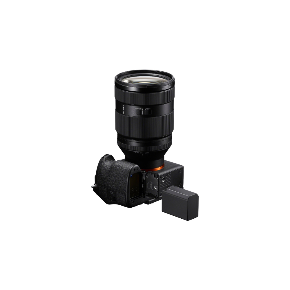 Zwarte Sony camera met losgekoppelde lens, batterij uit het compartiment.
