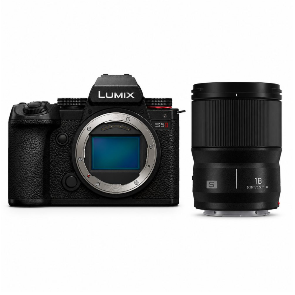 Een zwarte Lumix S5II camera naast een zwart objectief met "18" markering.