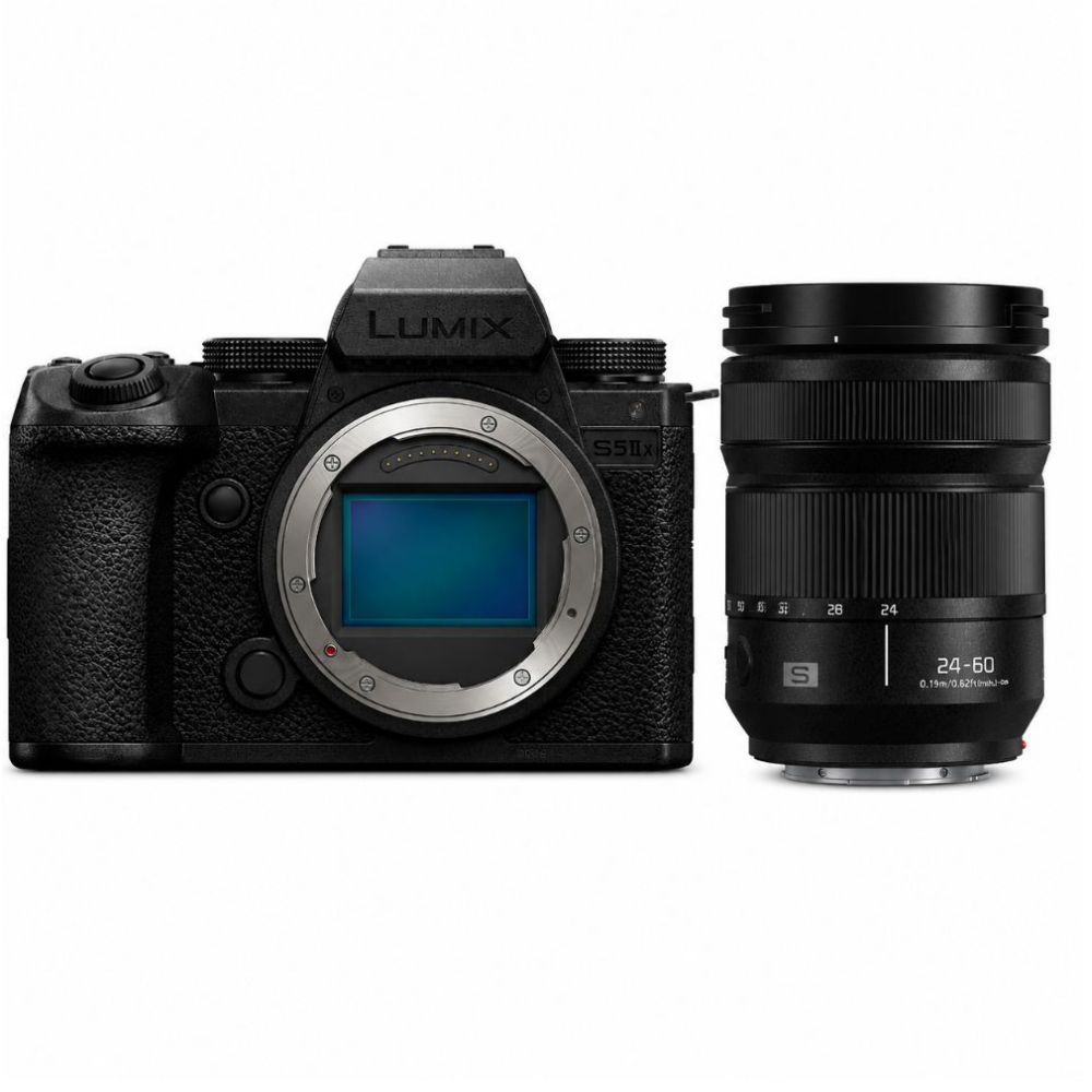 Een zwarte Lumix S5IIX camera naast een zwarte 24-60mm lens.