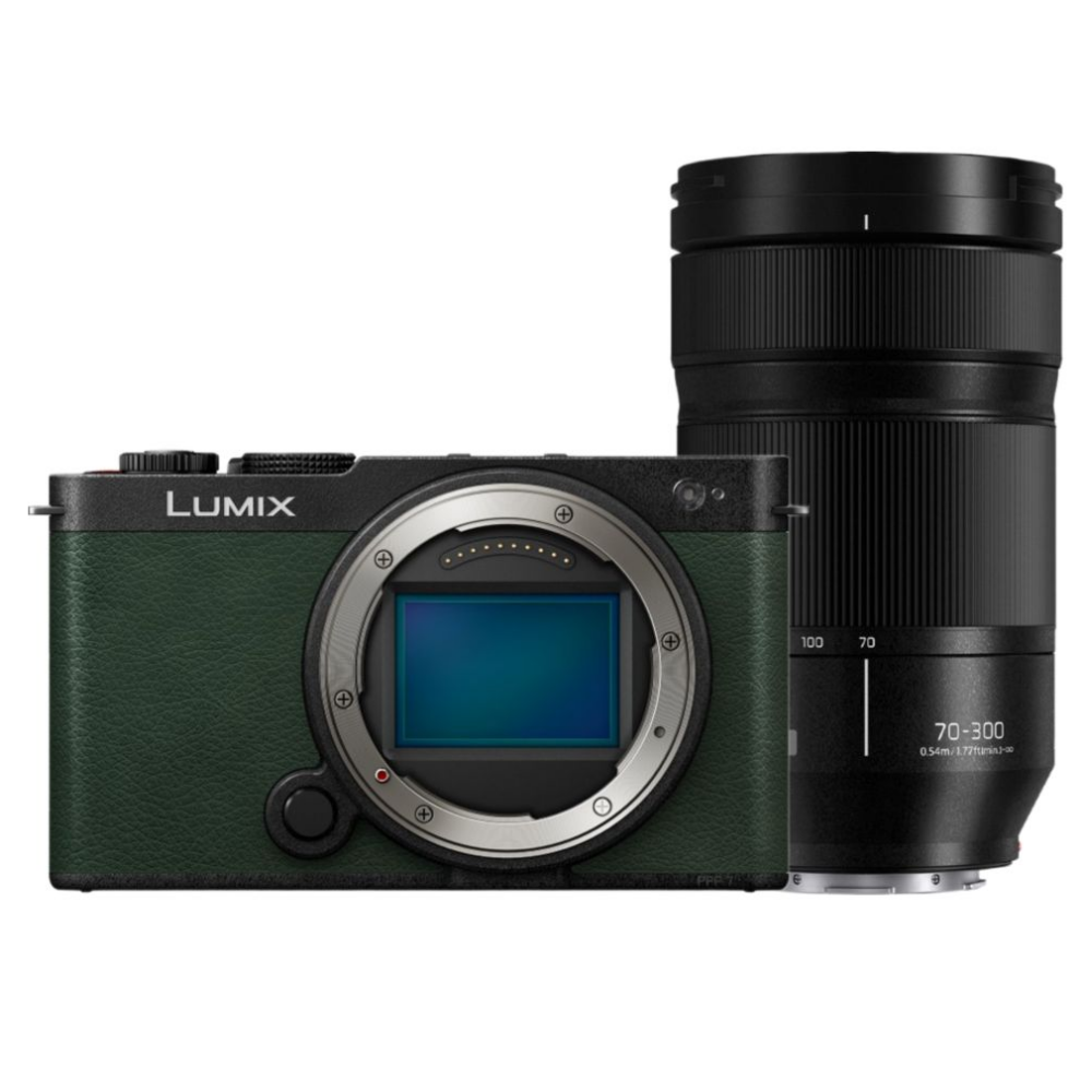 Een groene Lumix camera met een zwarte 70-300mm lens ernaast.