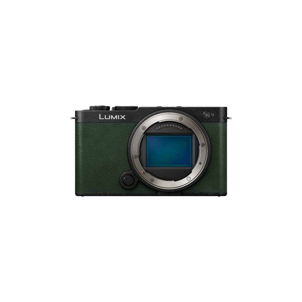 Een groene Lumix camera met zilveren lensring en blauwe sensor.