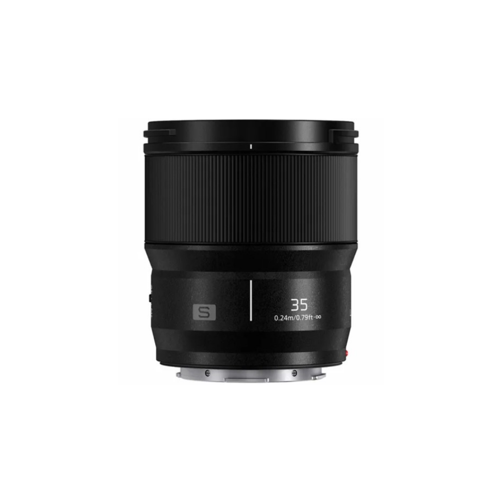 Een zwarte cameralens met een brandpuntsafstand van 35 mm, op witte achtergrond.