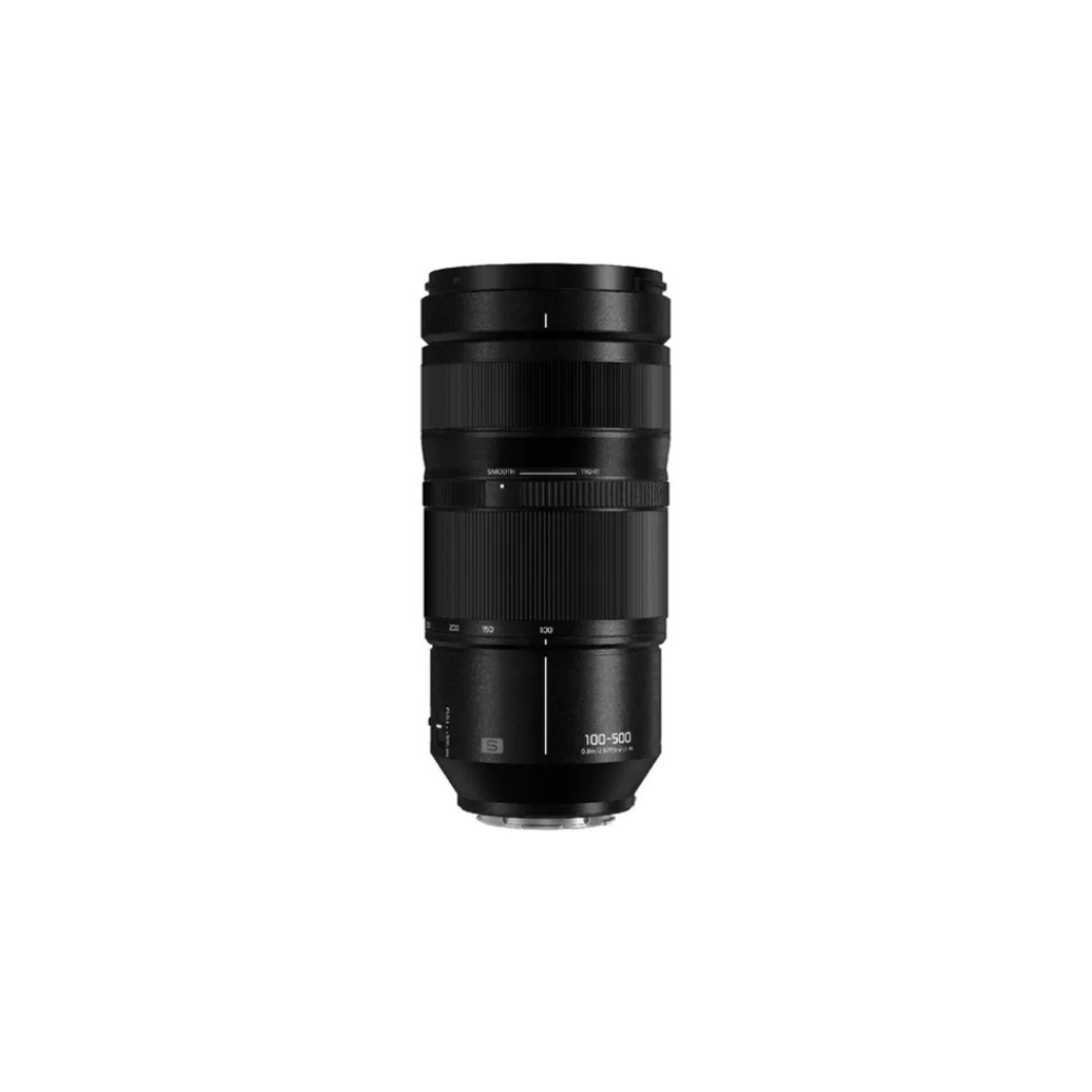 Een zwarte cameralens met zoomring, gelabeld 100-500.
