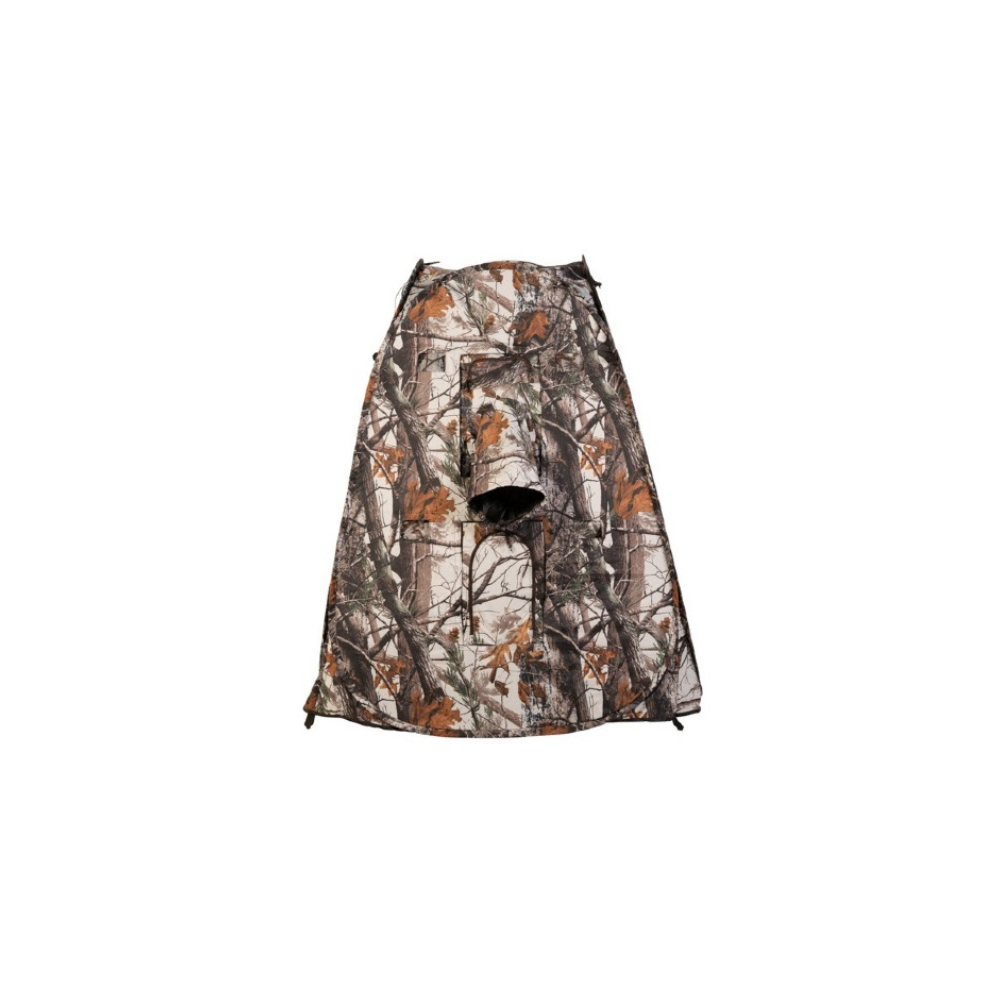 Een camouflagetent met boom- en bladerpatroon, open en opgezet.