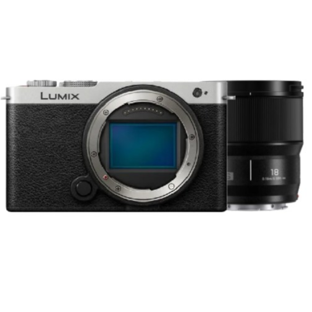 Een Panasonic Lumix camera met lens. Zilverkleurig body, zwarte grip.